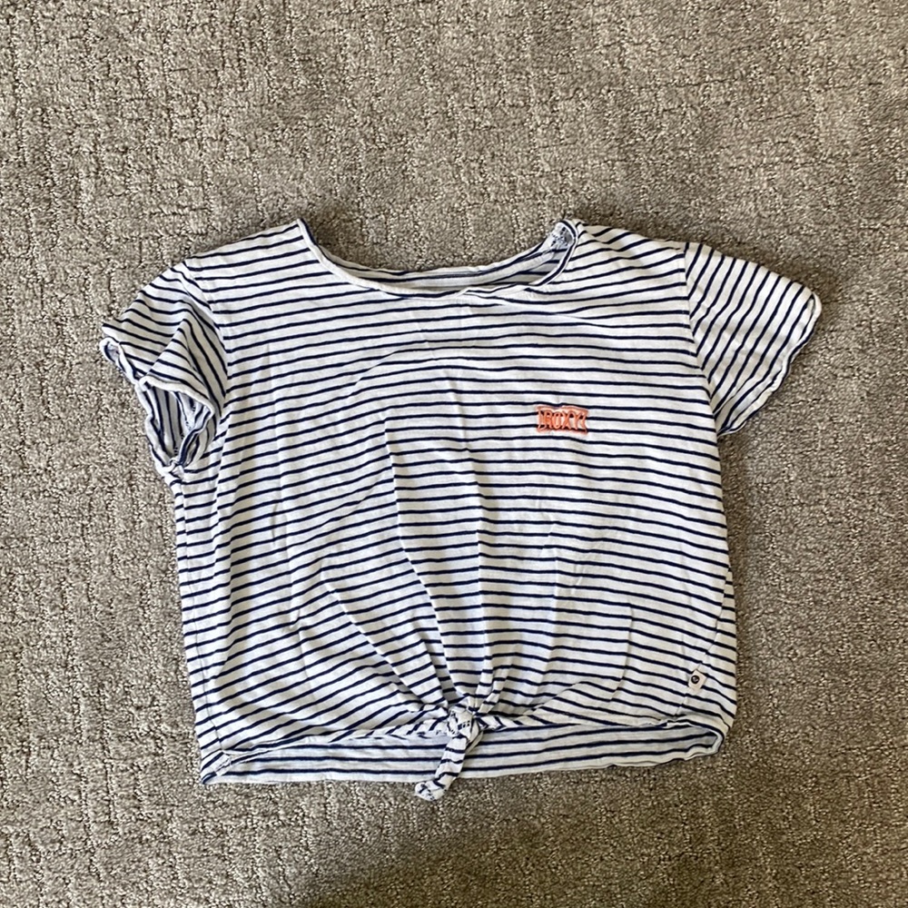 Super cute roxy shirt! Bought is from roxy! In great condition!